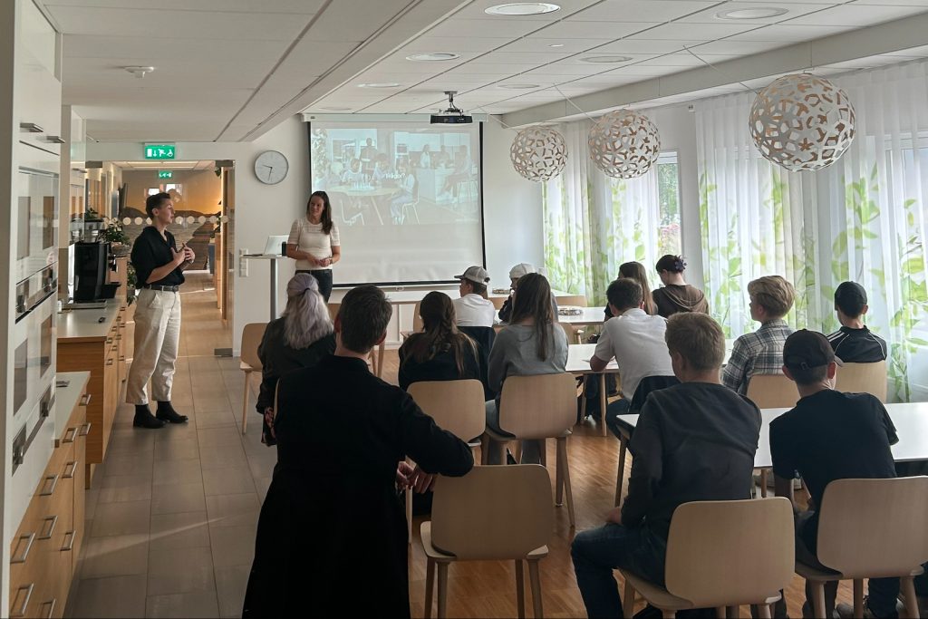 Årskurs 8 från Båtsmansskolan på besök